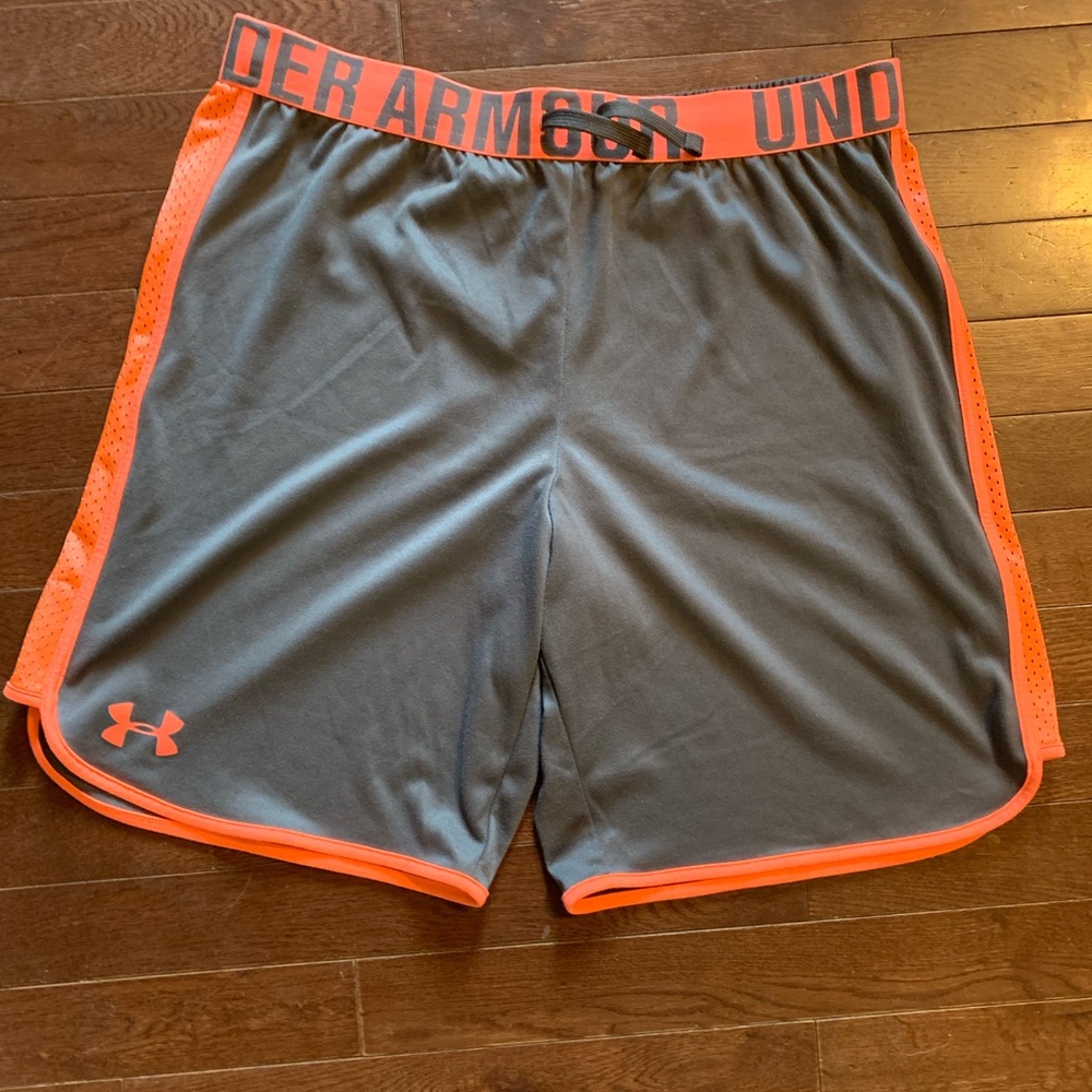 UNDER ARMER YOUTH XL loose fit Basketball shorts